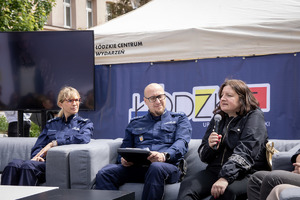 eksperci siedzą na kanapach podczas debaty.