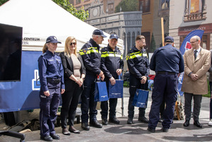 Scena, policjant wręcza policjantom holenderskim prezenty.