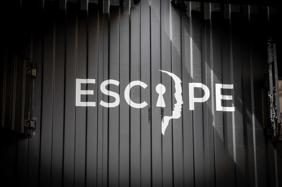 Ściana ciężarówki z napisem escape.