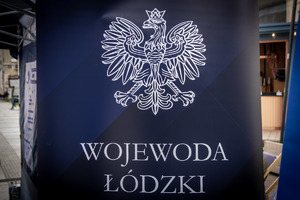 Baner granatowy napis Wojewoda Łódzki.