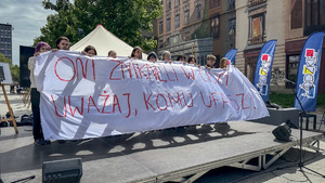 Baner Oni zniknęli w ciszy uważaj komu ufasz, trzyma go młodzież.