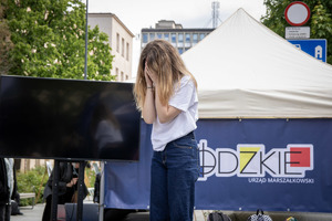 Scena, młodzież pokazuje scenkę dotycząca handlu ludźmi.