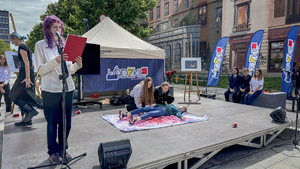 Scena, młodzież pokazuje scenkę dotycząca handlu ludźmi.