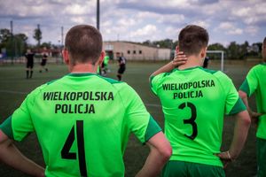 zawodnicy dopingujący kolegów przy murawie.