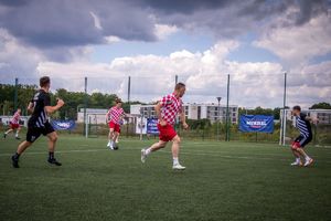 zawodnicy na boisku podczas meczu.