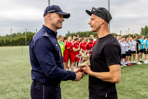 Inspektor Arkadiusz Sylwestrzak Komendant Wojewódzki Policji w Łodzi wręcza nagrodę jednemu z laureatów turnieju.