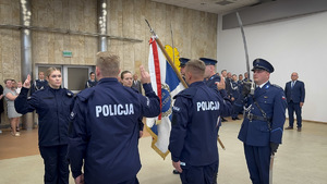Nowo przyjęci policjanci składają ślubowanie.