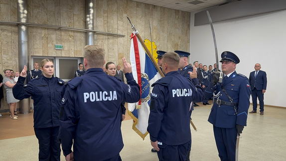 Nowo przyjęci policjanci składają ślubowanie.