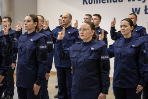 Nowo przyjęci policjanci składają ślubowanie.