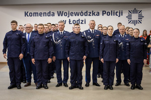 Nowo przyjęci policjanci wraz komendantami oraz wicewojewodą.