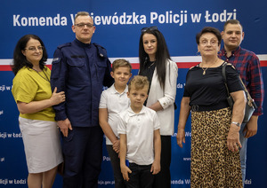 Rodzina oraz zaproszeni goście podczas ślubowania.
