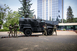 Wóz bojowy przed nim kontrterroryści, przed budynkiem uniwersytetu.