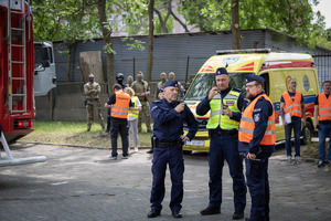 Policjanci z centrum dowodzenia rozmawiają.