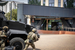 Wóz bojowy, policjanci kontrterroryści strzelają do terrorysty.