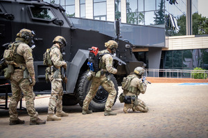 Wóz bojowy, przy nim kontrterroryści.