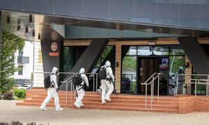 Grupa minersko-pirotechniczna wchodzi do budynku.