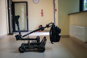 Robot kontrerrorstów wyjeżdża z plecakiem.