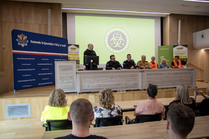 aula, zakończenie ćwiczeń, osoby biorące udział i organizatorzy siedzą w wyznaczonych miejscach, podsumowanie działań.