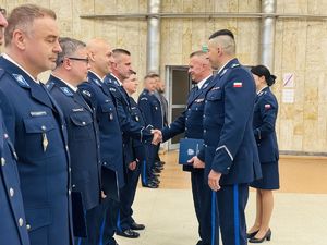 komendanci wręczają awanse.