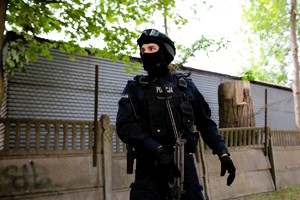 Policjant z OPP stoi na chodniku.