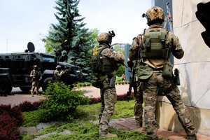 Kotrterroryści czekają w gotowości.