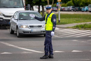 Policjant kieruje ruchem.