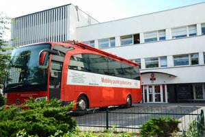Krwiobus stoi przed budynkiem komendy.