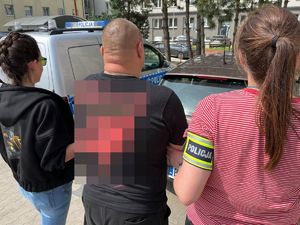 Policjantki prowadzą zatrzymanego.