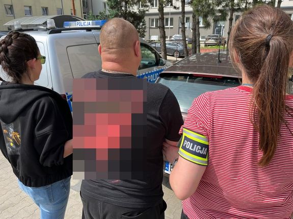 Policjantki prowadzą zatrzymanego.