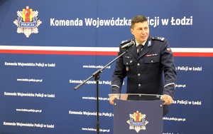 Zastępca Komendanta Wojewódzkiego Policji w Łodzi stoi przy mównicy przemawia.