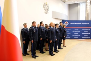 Kadra kierownicza stoi na auli.