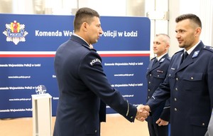 Zastępca Komendanta Wojewódzkiego Policji w Łodzi gratuluje policjantowi.