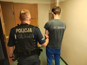 Policjant z zatrzymanym mężczyzną.