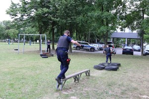 Policjanci w trakcie pokonywania tory przeszkód.