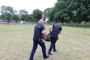 Policjanci w trakcie pokonywania tory przeszkód.