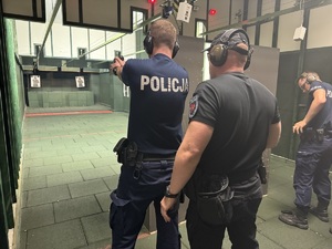 Policjanci na strzelnicy w trakcie konkursu.