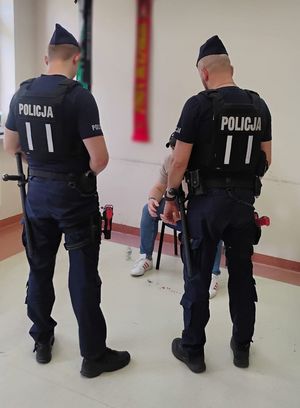Policjanci przeprowadzają interwencję.