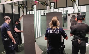 Policjanci na strzelnicy.