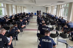 Policjanci w trakcie testu wiedzy.
