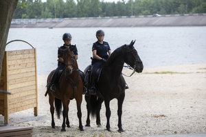 Policjantki na koniach.