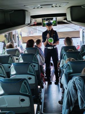 policjantka rozmawiająca z dziećmi o bezpieczeństwie.