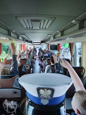 policjantka rozmawiająca z dziećmi o bezpieczeństwie.