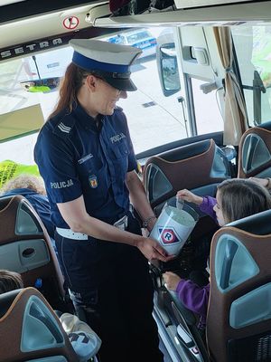 policjantka rozmawiająca z dziećmi o bezpieczeństwie.