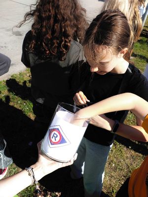 dziecko bierze od policjanta odblask.
