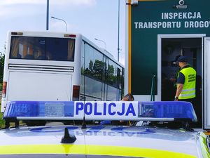 policjant i Inspekcja Transportu Drogowego.