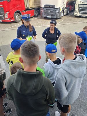 policjantka rozmawiająca z dziećmi o bezpieczeństwie.