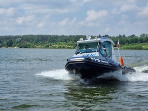 łódź policyjna na wodzie.