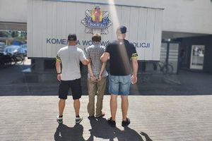 Policjanci z zatrzymanym mężczyzną.