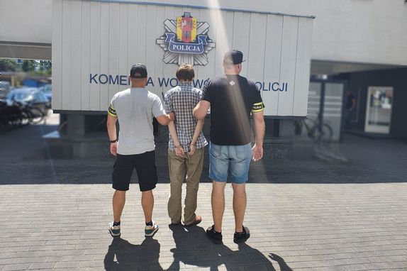 Policjanci z zatrzymanym mężczyzną.