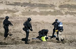 Policjanci zatrzymują mężczyznę.